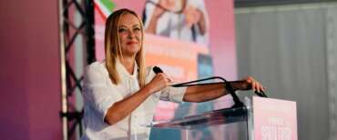 Meloni verso il record, il M5S verso l’esaurimento nervoso: pentastellati ossessionati dalla festa di Bari