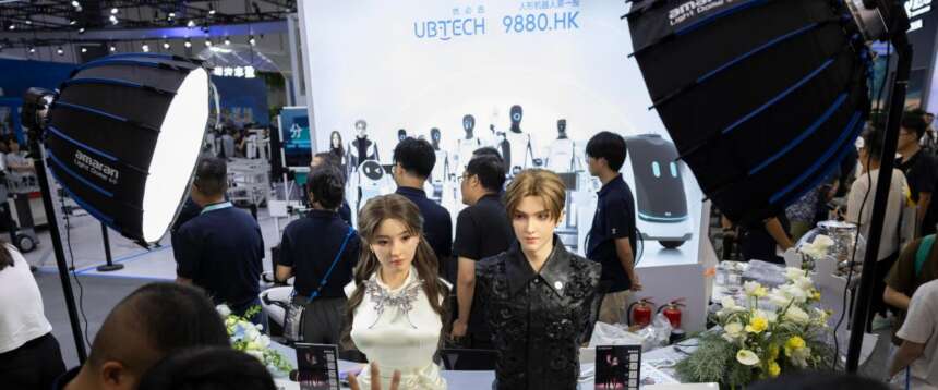 Robot umanoidi presentati dalla Ubtech alla World Robot Conference di pechino