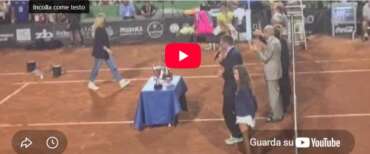 Silvia Salis fischiata nella sua Genova alla premiazione dell’Aon Open Challenger. Pioggia di cori “Vattene, vattene””
