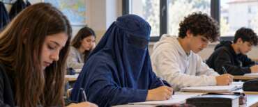 CLASSI MULTIRAZZIALI GENERATE AI IA VELO VISO COPERTO VOLTO STUDENTI ALUNNI SCUOLA CLASSE BURKA BURQA RELIGIONE MUSULMANA