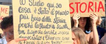 Il sit-in di protesta contro la scritta ‘Opera Balilla’ riemersa dopo il restauro della facciata del liceo classico Viterbese, intitolato a Mariano Buratti, il partigiano eroe fucilato dai nazifascisti a Forte Bravetta nel 1943, Roma 25 luglio 2026. ANSA/DANIELE CAMILLI