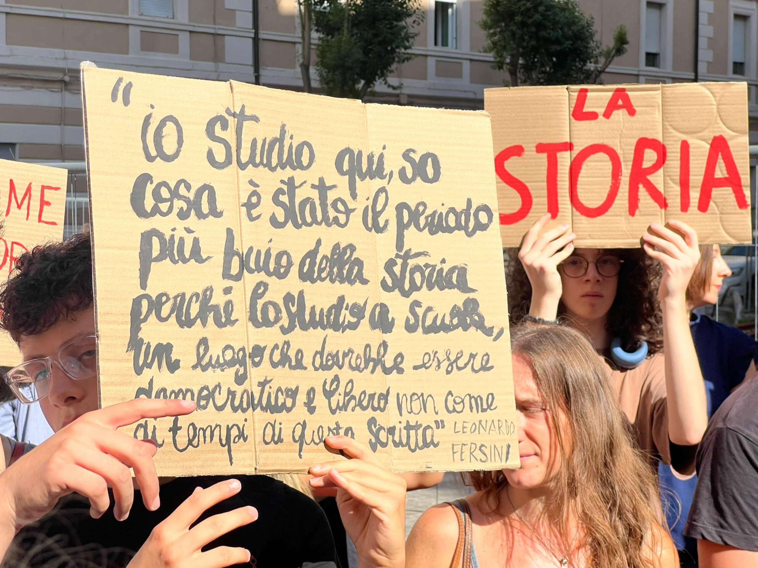 spunta la scritta opera balilla durante un restauro a viterbo la sinistra impazzisce cancellatela da Secoloditalia.it spunta la scritta opera balilla durante un restauro a viterbo la sinistra impazzisce cancellatela