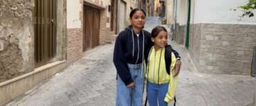 Benedetta e Domitilla Costanza, le bimbe di 12 e 8 anni scomparse a San Cataldo, nella foto postata dal padre sui social insieme a un appello per le ricerche