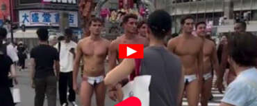 Pallanuotisti italiani in costume nel cuore di Tokyo: la sfilata sulle strisce pedonali diventa virale (video)