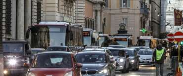 I romani perdono 5 giorni l’anno nel traffico. FdI inchioda Gualtieri: “Dia i numeri del trasporto reale”