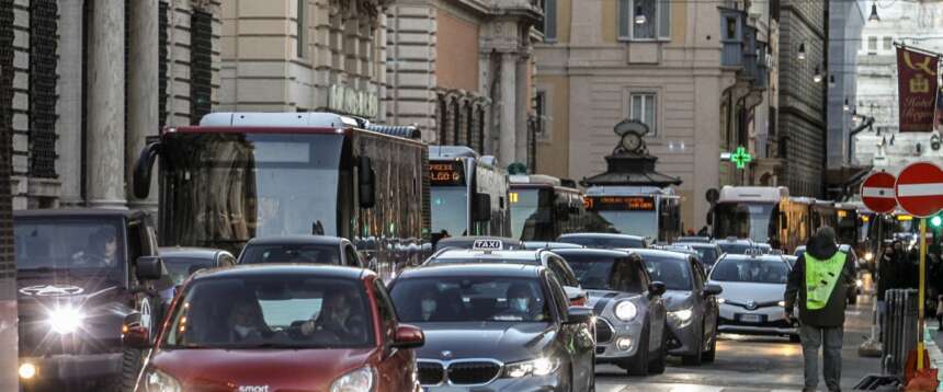 Ingorgo Capitale: i romani perdono 5 giorni l’anno nel traffico. FdI inchioda Gualtieri: “Dia i numeri del trasporto reale”
