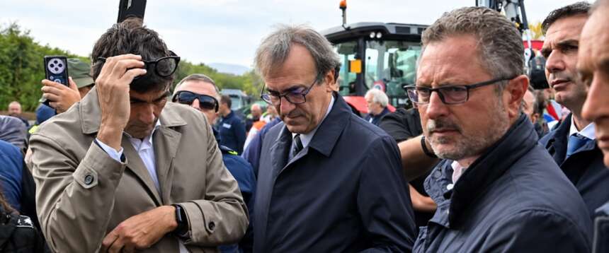 Bonelli e Fratoianni, gita elettorale da comica: cercano l’applauso ma gli autotrasportatori li fanno neri (video)
