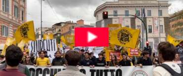 Il corteo dei giovani di destra contro i “dinosauri” della sinistra. I passanti plaudono, sanno che i vandali non sono loro (video)