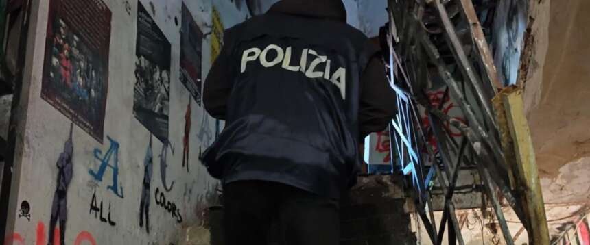 Bari come Milano, il piano dei giovanissimi per assaltare i negozi del centro. Blitz della Digos