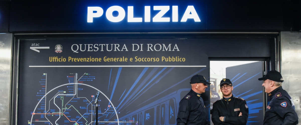 sette borseggiatori arrestati a roma usavano zaini e fogli per ingannare le vittime e derubarle da Secoloditalia.it sette borseggiatori arrestati a roma usavano zaini e fogli per ingannare le vittime e derubarle