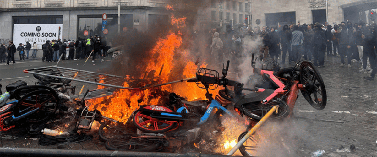 parigi chiama bruxelles gli studenti mettono a ferro e fuoco la capitale belga molotov barricate bus incendiati oltre cento fermi video da Secoloditalia.it parigi chiama bruxelles gli studenti mettono a ferro e fuoco la capitale belga molotov barricate bus incendiati oltre cento fermi video