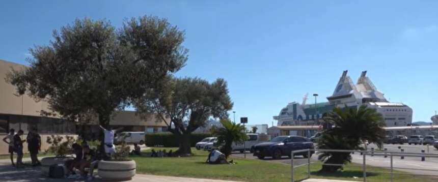 Caos migranti al porto di Olbia: pretendono di imbarcarsi sui traghetti verso Civitavecchia o Livorno privi di documentazione idonea