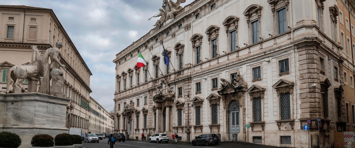 Basta scudi per chi deruba i parenti: la Consulta mette sotto esame l’impunità per i reati in famiglia