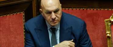 Crosetto stronca le polemiche sui militari a Milano: «Altro che golpe, non possono neanche usare uno spray urticante»