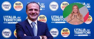 Meloni battezza Sud chiama Nord: “Voi sindaci siete gli eroi della politica”. Cateno De Luca sorride e ringrazia
