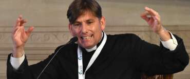 Don Coluccia accerchiato e minacciato al Quarticciolo, in italiano e in arabo: denunciati 3 tunisini