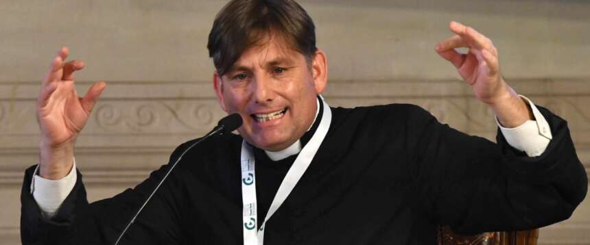 Don Coluccia accerchiato e minacciato al Quarticciolo, in italiano e in arabo: denunciati 3 tunisini