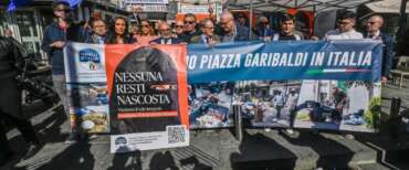 FdI scende in piazza a Napoli contro il velo integrale. Sangiuliano: «No all’islamizzazione»