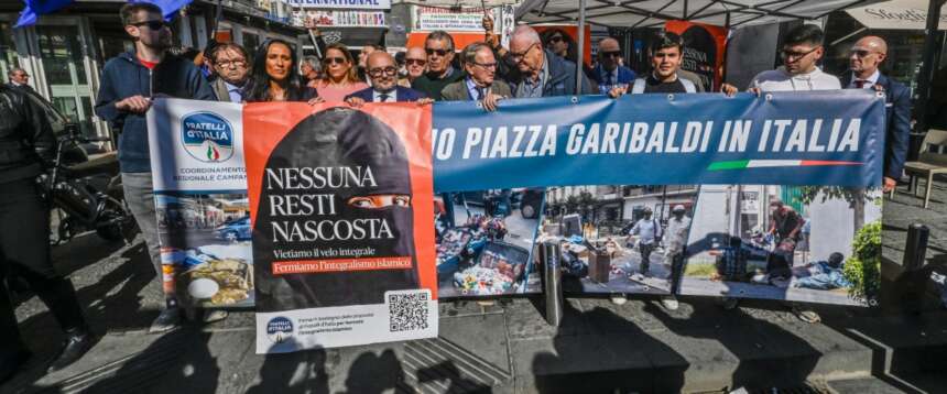 FdI scende in piazza a Napoli contro il velo integrale. Sangiuliano: «No all’islamizzazione»