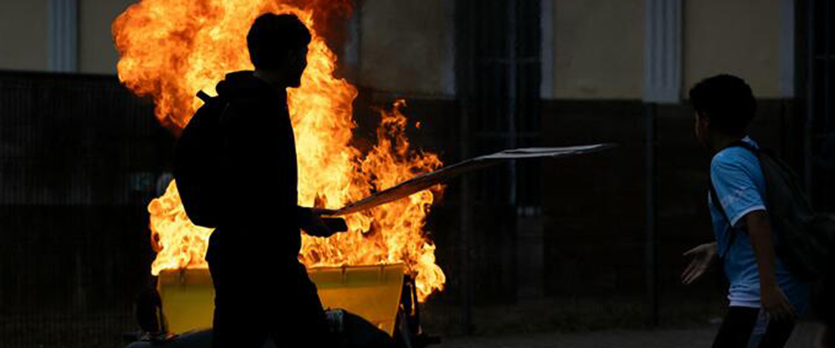 francia scuole in fiamme preside e dirigenti cosparsi di benzina schierata la polizia antisommossa da Secoloditalia.it francia scuole in fiamme preside e dirigenti cosparsi di benzina schierata la polizia antisommossa