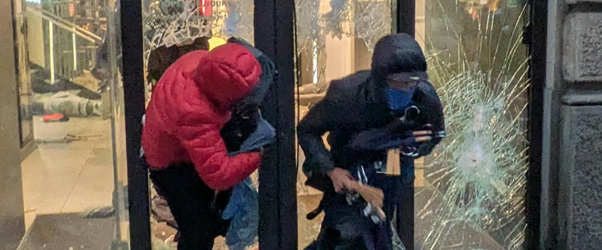 Cos’è la Generazione Selfie: maranza minorenni, TikTok come megafono, assalti ai negozi per rubare felpe griffate