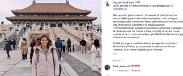 Ilaria Salis vola dai compagni comunisti a Pechino. Selfie alla Città Proibita, silenzio su piazza Tienanmen