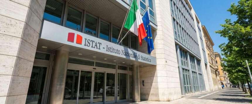 Non è vero che l’Italia è più povera con il governo Meloni, l’Istat smentisce la sinistra: in ribasso nel 2025, anche rispetto al 2022