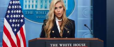 L’ultimo record di Trump, licenzia la portavoce dopo cinque giorni: gaffe e menzogne sull’esame da avvocato
