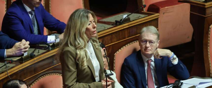 Social vietati agli under 14, Mennuni sfida Bruxelles: «Non fermi la legge italiana, i ragazzi vanno protetti»