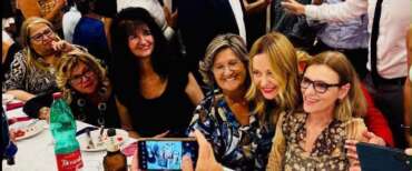 Blitz a sopresa di Giorgia Meloni alla Festa dei nonni a Garbatella