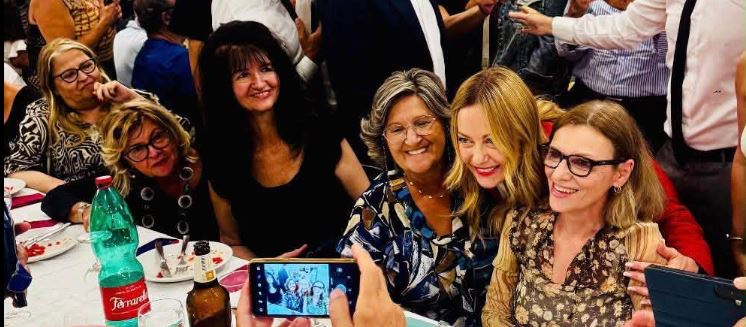 Blitz a sopresa di Giorgia Meloni alla Festa dei nonni a Garbatella