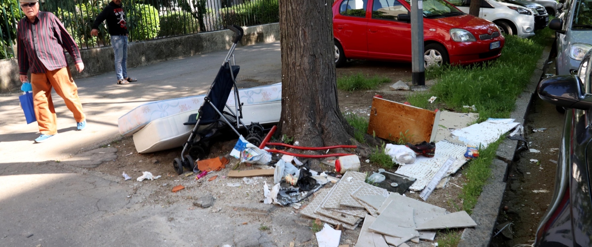 terrore e degrado nella palazzina occupata la denuncia della lega residenti minacciati con bottiglie rotte sala e sinistra tacciono da Secoloditalia.it terrore e degrado nella palazzina occupata la denuncia della lega residenti minacciati con bottiglie rotte sala e sinistra tacciono