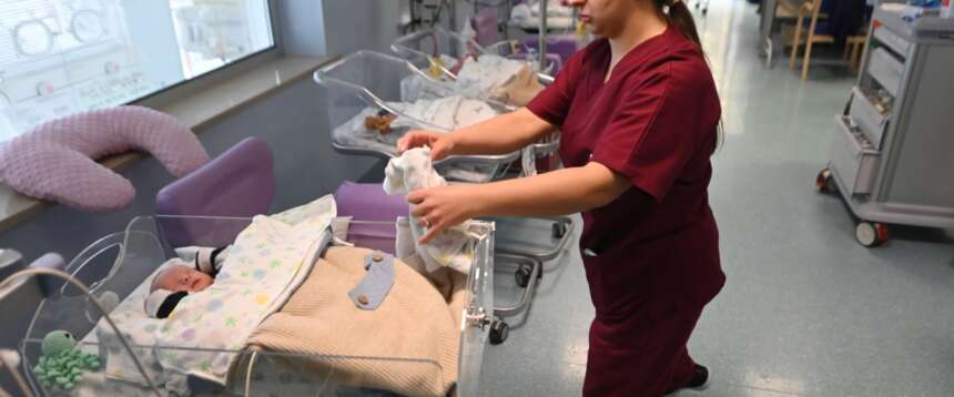 Il neonato abbandonato in una busta sta meglio, è tornato a respirare. Bertolaso lo va a trovare: “Vorremmo chiamarlo Leone”
