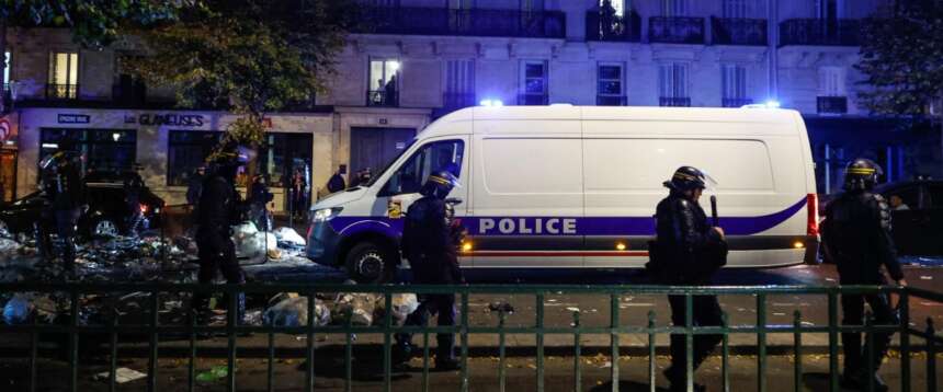 Francia nel caos dopo i saccheggi, coprifuoco a Parigi, Nizza e Lione: oltre 2.300 fermi, Macron nella bufera