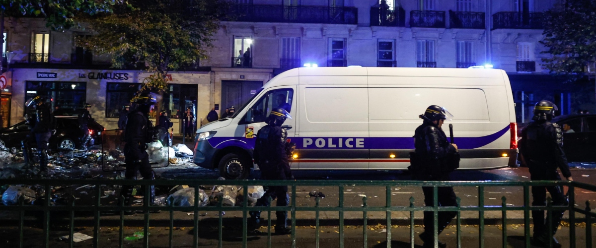 Francia nel caos dopo i saccheggi, coprifuoco a Parigi, Nizza e Lione: oltre 2.300 fermi, Macron nella bufera