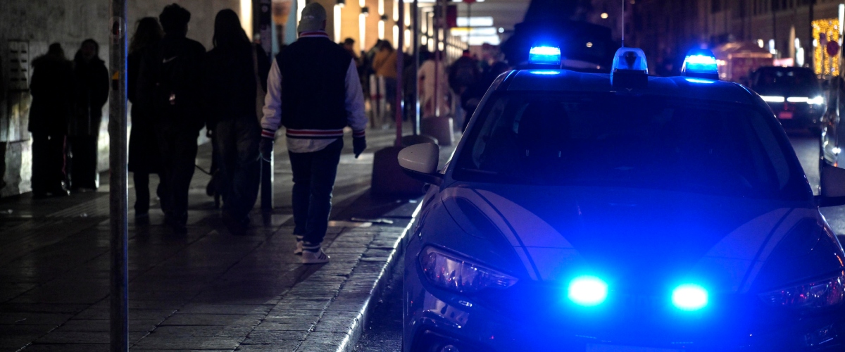 stacca la telecamera dal sottopasso la usa per distruggere un8217auto e assale gli agenti guineano in cella e poliziotti in ospedale da Secoloditalia.it stacca la telecamera dal sottopasso la usa per distruggere un8217auto e assale gli agenti guineano in cella e poliziotti in ospedale