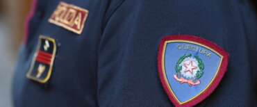 Poliziotto salva la vita di una bambina che stava soffocando in un pub: l’intervento provvidenziale ha evitato il peggio