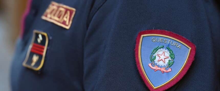Poliziotto salva la vita di una bambina che stava soffocando in un pub: l’intervento provvidenziale ha evitato il peggio