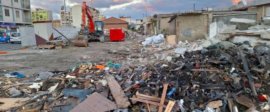 Roma, i cittadini sventano l’occupazione di un cantiere a San Lorenzo: bloccati i Rom, mistero sul ruolo di un prete