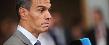 Spagna, tira un’ariaccia per Sanchez: il centrodestra vola nei sondaggi, Pp e Vox verso la maggioranza assoluta