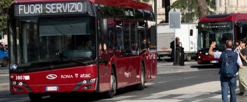 Sciopero, al via oggi il lungo ottobre di stop: a rischio sanità, treni, scuola
