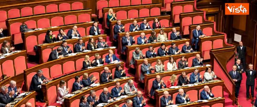Meloni infiamma il Senato: «Non rimpiango il Muro di Berlino o i carri armati russi». Standing ovation (video)