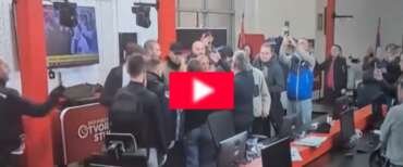 Ditelo alla sinistra, gli studenti serbi rivendicano il Kosovo. Il video dell’irruzione nella tv filogovernativa: “Chiedete scusa”