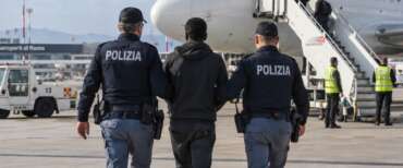 Migranti, rimpatriati 13 stranieri: uno di loro, un nordafricano, espulso per terrorismo