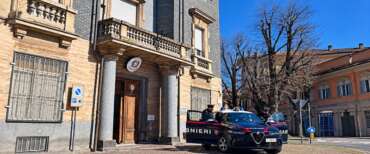 Orrore a Tortona, bimba di 3 anni trovata morta in casa: arrestata la madre. L’ombra della battaglia per l’affidamento