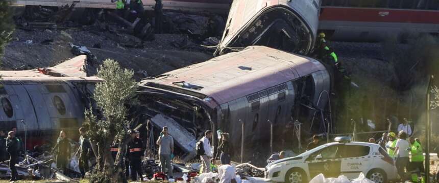 Strage ferroviaria in Spagna, il bilancio sale a 68 morti. Cinque italiani sui treni della tragedia, uno risulta disperso