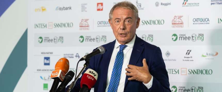 Tetto al prezzo dei carburanti, Urso: “In Italia ha funzionato e in Francia no. Il nostro successo ha stupito l’Europa”