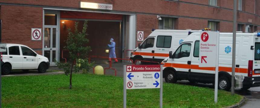 Choc alle porte di Milano: neonato abbandonato in un sacchetto con la placenta ancora attaccata. Una donna sente piangere e dà l’allarme