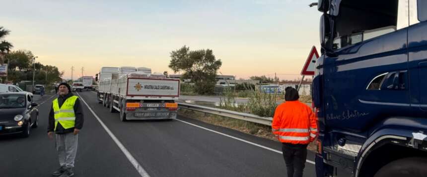 Protesta dei Tir, c’è la svolta: rimossi tutti i blocchi in Campania. Ripartono i rifornimenti