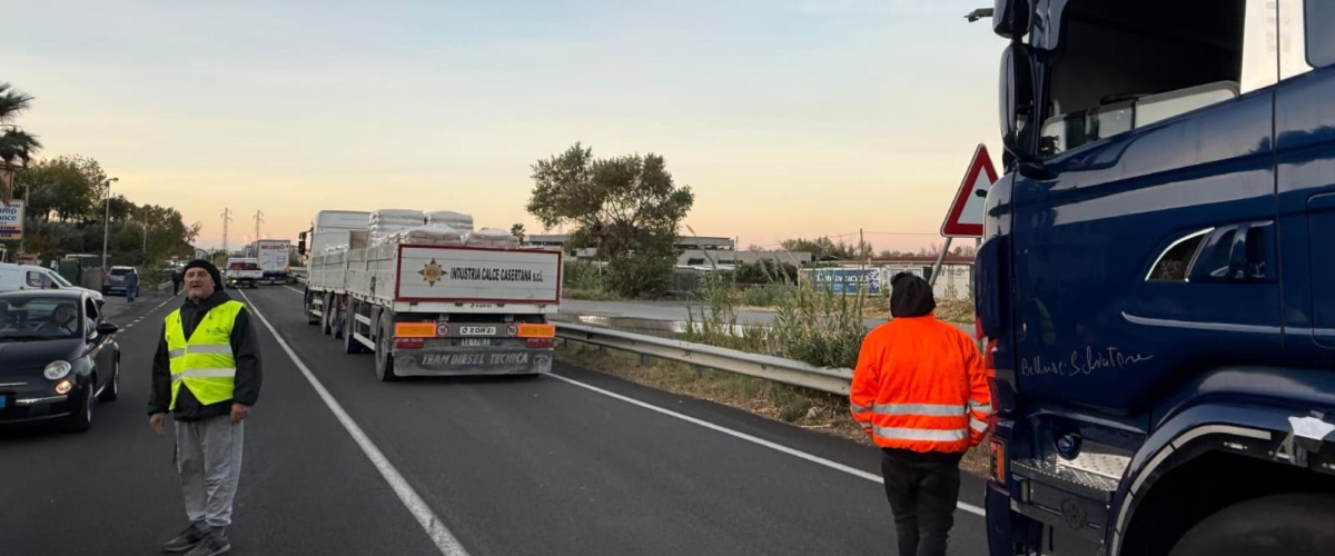 protesta dei tir c8217232 la svolta rimossi tutti i blocchi in campania ripartono i rifornimenti da Secoloditalia.it protesta dei tir c8217232 la svolta rimossi tutti i blocchi in campania ripartono i rifornimenti